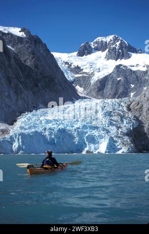 Kajakfahrer mit Blick auf den Nordwesten des Fjords, den Kenai Fjords National Park, südzentrales Alaska Stockfoto