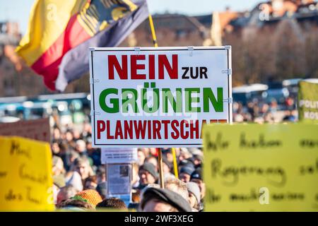 Nein zur Grünen Planwirtschaft, Protestschild bei der Mittelstand steht auf, Großkundgebung gegen die Ampelpolitik, Theresienwiese, München, 28. Januar 2024 Deutschland, München, 28. Januar 2024, Nein zur Grünen Planwirtschaft, Protestschild bei der Mittelstand steht auf, Motto einer Protest-Kundgebung auf der Theresienwiese, Protest gegen die Politik der Ampelregierung, organisiert von einem Bündnis Hand in Hand für unser Land , CA. 10,000 Teilnehmer, angesprochen waren u.a. Mittelständler, Handwerker, Bauern, Rentner, Mütter, Protest u.a. gegen Wohnungsnot, Altersarmut, Pflegenotstand, zu VI Stockfoto