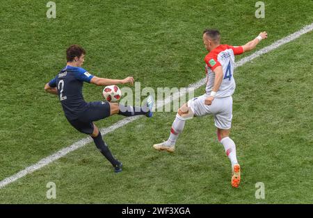 Moskau, Russland – 15. Juli 2018. Der französische Fußballnationalverteidiger Benjamin Pavard und der kroatische Mittelfeldspieler Ivan Perisic im Finale der Weltmeisterschaft 2018 Stockfoto