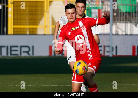 Monza, Italien. Januar 2024. Foto Claudio Grassi/LaPresse 28 Gennaio 2024 - Monza, Italia - Sport, calcio - Monza vs Sassuolo - Campionato italiano di calcio Serie A TIM 2023/2024 - U-Power Stadion. Nella Foto: Valentin Carboni (AC Monza) 28. Januar 2024 - Monza, Italien - Sport, Fußball - AC Monza vs US Sassuolo - italienische Serie A TIM Football Championship 2023/2024 - U-Power Stadium. Im Bild: Valentin Carboni (AC Monza) Credit: LaPresse/Alamy Live News Stockfoto