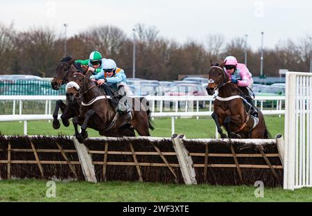 Doncaster Racecourse, Großbritannien. Januar 2024. Marie’s Rock und James Bowen gewinnen die SBK Warfield Mares Hürde für Trainer Nicky Henderson und Besitzer Middleham Park Racing XLII. Credit JTW equine Images / Alamy Live News Stockfoto