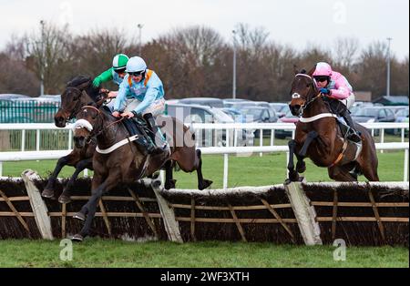 Doncaster Racecourse, Großbritannien. Januar 2024. Marie’s Rock und James Bowen gewinnen die SBK Warfield Mares Hürde für Trainer Nicky Henderson und Besitzer Middleham Park Racing XLII. Credit JTW equine Images / Alamy Live News Stockfoto