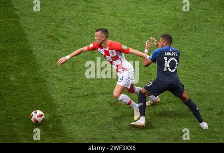 Moskau, Russland – 15. Juli 2018. Die kroatische Fußballnationalmannschaft Ivan Perisic und der französische Stürmer Kylian Mbappe im Finale der Weltmeisterschaft 2018 Stockfoto