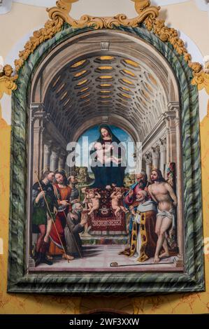 Erbaut im 13. Jahrhundert, hat es eine romanische Fassade und ein spätbarockes Inneres und beherbergt auch viele Kunstwerke. Stockfoto