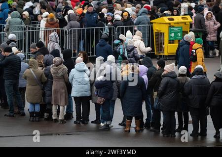 St. Petersburg, Russland. Januar 2024. Die Bürger stehen für das Requiem-Konzert in der Gazprom Arena, das dem 80. Jahrestag der vollständigen Befreiung Leningrads von der faschistischen Blockade in St. Petersburg gewidmet ist. St. Petersburg feiert ein wichtiges historisches Datum, 80 Jahre seit der vollständigen Befreiung Leningrads von der faschistischen Blockade. (Foto von Artem Priakhin/SOPA Images/SIPA USA) Credit: SIPA USA/Alamy Live News Stockfoto