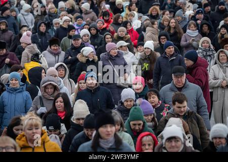 St. Petersburg, Russland. Januar 2024. Die Bürger stehen für das Requiem-Konzert in der Gazprom Arena, das dem 80. Jahrestag der vollständigen Befreiung Leningrads von der faschistischen Blockade in St. Petersburg gewidmet ist. St. Petersburg feiert ein wichtiges historisches Datum, 80 Jahre seit der vollständigen Befreiung Leningrads von der faschistischen Blockade. (Foto von Artem Priakhin/SOPA Images/SIPA USA) Credit: SIPA USA/Alamy Live News Stockfoto