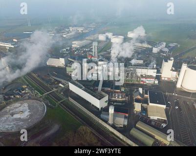 Erzeugung von Grüngasbiomethan aus Zuckerrübenrückständen. Große industrielle Installation. SustainableClimateVisuals. Vogelperspektive Drohnenansicht. Stockfoto