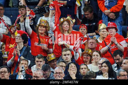 Dänische Fans beim Bronzemedaillenspiel zwischen Schweden und Deutschland in der Lanxess Arena in Köln am Sonntag, 28. Januar 2024. (Foto: Liselotte Sabroe/Ritzau Scanpix) Stockfoto