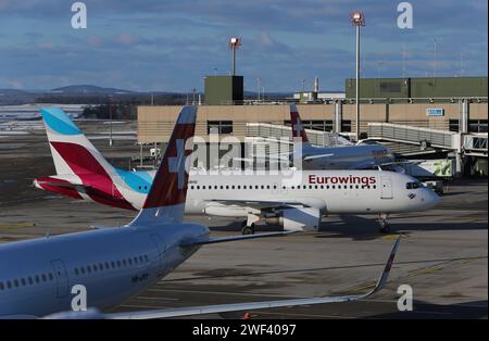 Flugbetrieb auf dem Flughafen Zürich-Kloten ZRH. Ein Passagierflugzeug der deutschen Fluggesellschaft Eurowings vom Typ Airbus A320-214 mit der Kennung D-ABHG auf dem Flughafen Zürich-Kloten ZRH. *** Flugbetrieb am Flughafen Zürich Kloten ZRH Ein Passagierflugzeug der deutschen Fluggesellschaft Eurowings vom Typ Airbus A320 214 mit der Registrierung D ABHG am Flughafen Zürich Kloten ZRH Stockfoto