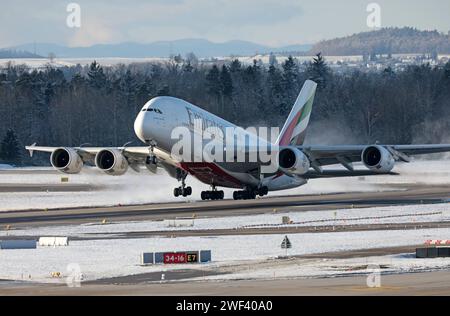 Flugbetrieb auf dem Flughafen Zürich-Kloten ZRH. Ein Passagierflugzeug der Fluggesellschaft Emirates vom Typ Airbus A380-861 mit der Kennung A6-EDO startet vom Flughafen Zürich-Kloten ZRH nach Dubai DXB. *** Flugbetrieb am Flughafen Zürich Kloten ZRH an Emirates Airbus A380 861 Passagierflugzeug mit der Zulassung A6 EDO startet vom Flughafen Zürich Kloten ZRH nach Dubai DXB Stockfoto