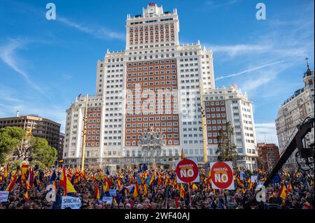 Madrid, Spanien. Januar 2024. Anhänger der Volkspartei (PP) mit Plakaten und spanischen Flaggen protestierten während einer Kundgebung gegen die sozialistische Regierung von Pedro Sanchez für ihre Vereinbarungen mit katalanischen Separatistenparteien über das Amnestiegesetz. 45.000 Personen nahmen laut Regierungsdelegation an der Volkspartei Teil. Quelle: Marcos del Mazo/Alamy Live News Stockfoto