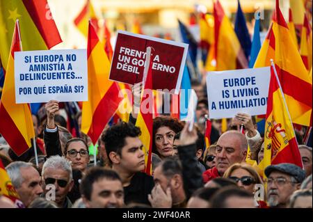 Madrid, Spanien. Januar 2024. Anhänger der Volkspartei (PP) mit Plakaten und spanischen Flaggen protestierten während einer Kundgebung gegen die sozialistische Regierung von Pedro Sanchez für ihre Vereinbarungen mit katalanischen Separatistenparteien über das Amnestiegesetz. 45.000 Personen nahmen laut Regierungsdelegation an der Volkspartei Teil. Quelle: Marcos del Mazo/Alamy Live News Stockfoto