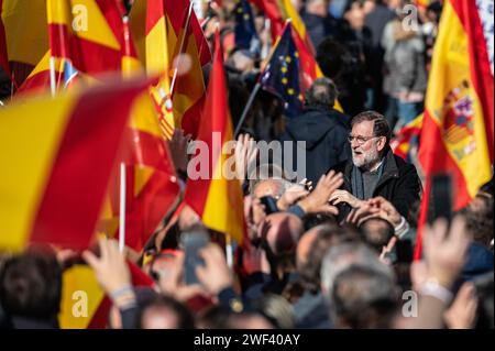 Madrid, Spanien. Januar 2024. Der ehemalige spanische Premierminister Mariano Rajoy kommt zu einer Kundgebung gegen die sozialistische Regierung von Pedro Sanchez wegen ihrer Vereinbarungen mit katalanischen Separatistenparteien über das Amnestiegesetz. 45.000 Personen nahmen laut Regierungsdelegation an der Volkspartei Teil. Quelle: Marcos del Mazo/Alamy Live News Stockfoto