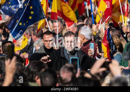 Madrid, Spanien. Januar 2024. Der ehemalige spanische Premierminister Mariano Rajoy kommt zu einer Kundgebung gegen die sozialistische Regierung von Pedro Sanchez wegen ihrer Vereinbarungen mit katalanischen Separatistenparteien über das Amnestiegesetz. 45.000 Personen nahmen laut Regierungsdelegation an der Volkspartei Teil. Quelle: Marcos del Mazo/Alamy Live News Stockfoto