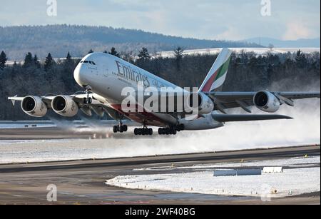 Flugbetrieb auf dem Flughafen Zürich-Kloten ZRH. Ein Passagierflugzeug der Fluggesellschaft Emirates vom Typ Airbus A380-861 mit der Kennung A6-EDO startet vom Flughafen Zürich-Kloten ZRH nach Dubai DXB. *** Flugbetrieb am Flughafen Zürich Kloten ZRH an Emirates Airbus A380 861 Passagierflugzeug mit der Zulassung A6 EDO startet vom Flughafen Zürich Kloten ZRH nach Dubai DXB Stockfoto