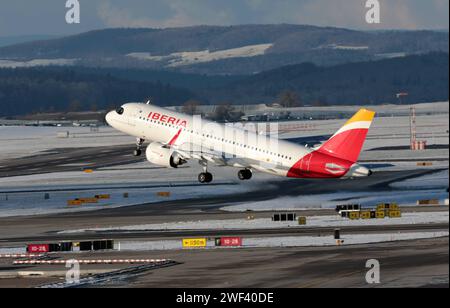 Flugbetrieb auf dem Flughafen Zürich-Kloten ZRH. Ein Passagierflugzeug der spanischen Fluggesellschaft Iberia vom Typ Airbus A320-251N mit der Kennung EX-NTQ startete vom Flughafen Zürich-Kloten ZRH. *** Flugbetrieb am Flughafen Zürich Kloten ZRH Ein Passagierflugzeug der spanischen Fluggesellschaft Iberia vom Typ Airbus A320 251N mit der Registrierung EX NTQ startet vom Flughafen Zürich Kloten ZRH Stockfoto