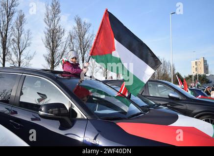 Rotterdam, Niederlande. Januar 2024. Pro-Palästinenser treffen sich zu einer Kfz-Karawanendemonstration, um Solidarität mit Palästinensern zu zeigen und gegen israelische Angriffe auf Gaza zu protestieren, während die Teilnehmer am 27. Januar 2024 durch Rotterdam, Niederlande, fahren. Demonstranten bilden einen Konvoi mit Fahrzeugen mit palästinensischen Fahnen und Fahnen. (Foto: Mouneb Taim/INA Photo Agency/SIPA USA) Credit: SIPA USA/Alamy Live News Stockfoto