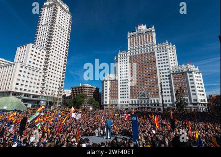 Madrid, Spanien. Januar 2024. Die Menschen schwenken spanische Flaggen, während der Oppositionsführer Alberto Nuñez Feijoo während einer Kundgebung gegen die sozialistische Regierung von Pedro Sanchez für ihre Vereinbarungen mit katalanischen Separatistenparteien über das Amnestiegesetz spricht. 45.000 Personen nahmen laut Regierungsdelegation an der Volkspartei Teil. Quelle: Marcos del Mazo/Alamy Live News Stockfoto