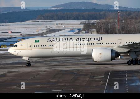 Flugbetrieb auf dem Flughafen Zürich-Kloten ZRH. Ein Passagierflugzeug der saudischen Fluggesellschaft Saudia vom Typ Boeing 777-368ER mit der Kennung HZ-AK45 auf dem Flughafen Zürich-Kloten ZRH. *** Flugbetrieb am Flughafen Zürich Kloten ZRH Ein Passagierflugzeug der saudischen Fluggesellschaft Saudia des Musters Boeing 777 368 er mit der Registrierung HZ AK45 am Flughafen Zürich Kloten ZRH Stockfoto