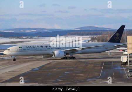 Flugbetrieb auf dem Flughafen Zürich-Kloten ZRH. Ein Passagierflugzeug der saudischen Fluggesellschaft Saudia vom Typ Boeing 777-368ER mit der Kennung HZ-AK45 auf dem Flughafen Zürich-Kloten ZRH. *** Flugbetrieb am Flughafen Zürich Kloten ZRH Ein Passagierflugzeug der saudischen Fluggesellschaft Saudia des Musters Boeing 777 368 er mit der Registrierung HZ AK45 am Flughafen Zürich Kloten ZRH Stockfoto