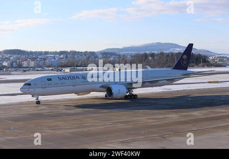 Flugbetrieb auf dem Flughafen Zürich-Kloten ZRH. Ein Passagierflugzeug der saudischen Fluggesellschaft Saudia vom Typ Boeing 777-368ER mit der Kennung HZ-AK45 auf dem Flughafen Zürich-Kloten ZRH. *** Flugbetrieb am Flughafen Zürich Kloten ZRH Ein Passagierflugzeug der saudischen Fluggesellschaft Saudia des Musters Boeing 777 368 er mit der Registrierung HZ AK45 am Flughafen Zürich Kloten ZRH Stockfoto