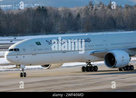 Flugbetrieb auf dem Flughafen Zürich-Kloten ZRH. Ein Passagierflugzeug der saudischen Fluggesellschaft Saudia vom Typ Boeing 777-368ER mit der Kennung HZ-AK45 auf dem Flughafen Zürich-Kloten ZRH. *** Flugbetrieb am Flughafen Zürich Kloten ZRH Ein Passagierflugzeug der saudischen Fluggesellschaft Saudia des Musters Boeing 777 368 er mit der Registrierung HZ AK45 am Flughafen Zürich Kloten ZRH Stockfoto