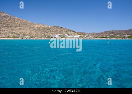 Blick auf den schönsten türkisfarbenen Strand von Tripiti, an einem schönen Tag auf der Insel iOS Griechenland Stockfoto