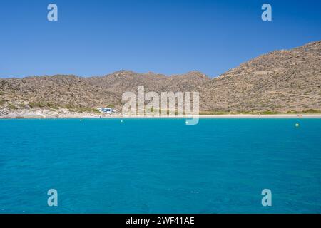 Blick auf den schönsten türkisfarbenen Strand von Tripiti, an einem schönen Tag auf der Insel iOS Griechenland Stockfoto