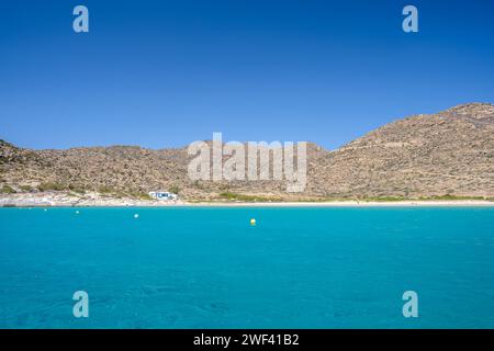 Blick auf den schönsten türkisfarbenen Strand von Tripiti, an einem schönen Tag auf der Insel iOS Griechenland Stockfoto