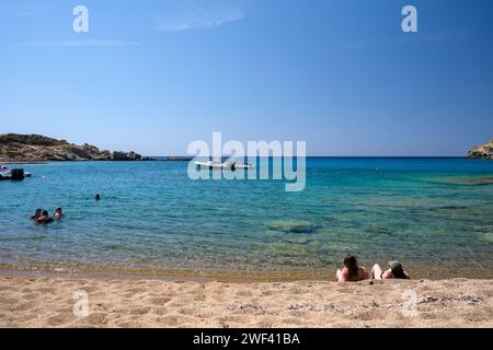 IOS, Griechenland - 15. September 2023 : Blick auf junge Touristen, die den unglaublichen Sand- und türkisfarbenen Strand von Pikri Nero in iOS Griechenland genießen Stockfoto