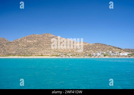 Blick auf den schönsten türkisfarbenen Strand von Tripiti, an einem schönen Tag auf der Insel iOS Griechenland Stockfoto