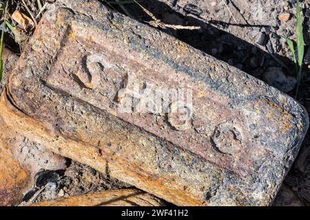 Ein alter verwitterter Ziegel mit abgerundeten Ecken, gekennzeichnet mit den Initialen SHCC (South Hetton Coal Company). Hawthorn Hive, in der Nähe von Seaham, Großbritannien Stockfoto