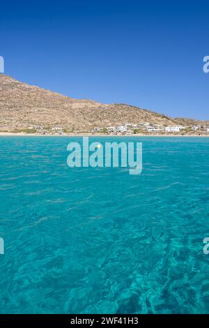 Blick auf den schönsten türkisfarbenen Strand von Tripiti, an einem schönen Tag auf der Insel iOS Griechenland Stockfoto