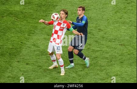 Moskau, Russland – 15. Juli 2018. Luka Modric, Kapitän der kroatischen Fußballnationalmannschaft, und der französische Stürmer Antoine Griezmann im Finale der Weltmeisterschaft 2018 Stockfoto