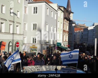 Israelische Flaggen, die während der Veranstaltung an einem Fahrzeug zwischen Menschen befestigt wurden. Die jüdische Gemeinde Passau erinnert mit einer Mahnwache im Stadtzentrum an den Holocaust-Tag. Stockfoto