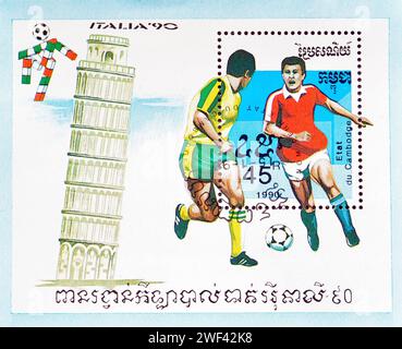 Block mit entlöschter Briefmarke, gedruckt von Kambodscha, der die Weltmeisterschaft Italien - 1990, um 1990 fördert. Stockfoto