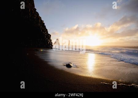 Sonnenaufgang über dem berühmten Reynisfjara Black Sand Beach, Vik, Island Stockfoto