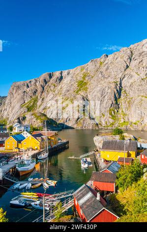 Das kleine, idyllische Fischerdorf Nusfjord auf den Lofoten in Norwegen Stockfoto