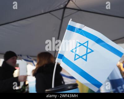 Passau, Deutschland. Januar 2024. Die Flagge Israels ist während der Veranstaltung zu sehen. Die jüdische Gemeinde Passau erinnert mit einer Mahnwache im Stadtzentrum an den Holocaust-Tag. (Foto: Igor Golovniov/SOPA Images/SIPA USA) Credit: SIPA USA/Alamy Live News Stockfoto