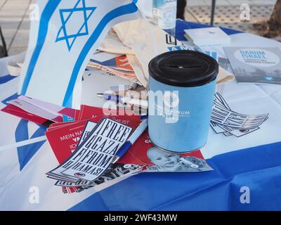 Passau, Deutschland. Januar 2024. Aufkleber mit der Aufschrift "befreien Sie Gaza von der Hamas" und eine israelische Flagge, die während der Veranstaltung zu sehen ist. Die jüdische Gemeinde Passau erinnert mit einer Mahnwache im Stadtzentrum an den Holocaust-Tag. (Foto: Igor Golovniov/SOPA Images/SIPA USA) Credit: SIPA USA/Alamy Live News Stockfoto