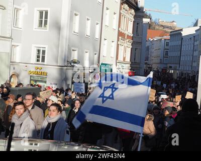 Passau, Deutschland. Januar 2024. Eine israelische Flagge, die während der Veranstaltung an einem Fahrzeug zwischen Personen befestigt ist. Die jüdische Gemeinde Passau erinnert mit einer Mahnwache im Stadtzentrum an den Holocaust-Tag. (Foto: Igor Golovniov/SOPA Images/SIPA USA) Credit: SIPA USA/Alamy Live News Stockfoto