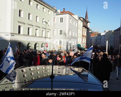 Passau, Deutschland. Januar 2024. Israelische Flaggen werden während der Veranstaltung an einem Fahrzeug angebracht. Die jüdische Gemeinde Passau erinnert mit einer Mahnwache im Stadtzentrum an den Holocaust-Tag. (Foto: Igor Golovniov/SOPA Images/SIPA USA) Credit: SIPA USA/Alamy Live News Stockfoto