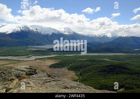 Blick hinunter über das Tal des Rio Mayer in Richtung Lago Cisnes in der Nähe der Villa O'Higgins, Chile. Stockfoto