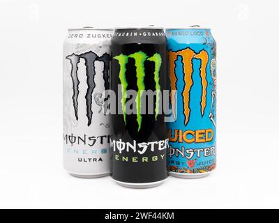 Monster Energy die beliebtesten Geschmacksrichtungen. Das Original Energy Drink, Ultra White und Mango Loco zusammen. Süße und fruchtige Lifestyle-Getränke isoliert. Stockfoto