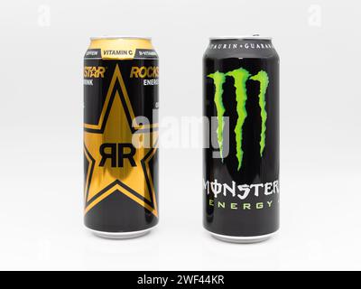 Monster gegen Rockstar Energy Drink. Die größten Marken von Erfrischungsgetränken im Wettbewerb. Amerikanische Lifestyle-Produkte isoliert auf weiß. Stockfoto