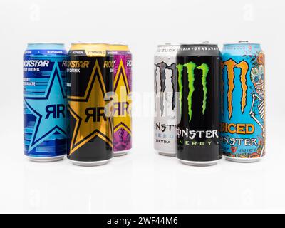 Monster Beverage gegen Rockstar Energy Drink. Die beliebtesten Geschmacksrichtungen der Marken sind im Wettbewerb. Amerikanisches Lifestyle-Getränk mit Koffein. Stockfoto