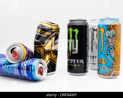 Monster Beverage kämpft gegen Rockstar Energy Drink und es dominiert den Markt. Aufgrund der Konkurrenz liegen Dellen auf dem Boden. Stockfoto