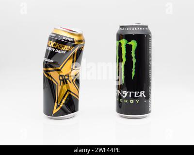 Monstergetränk gegen Rockstar Energy Drink. Wettbewerb der größten Marken auf dem Markt. Monster wird den Kampf gegen den Rivalen gewinnen. Stockfoto