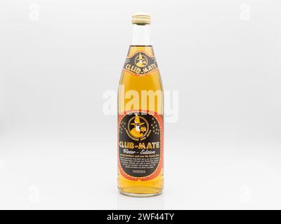 Club Mate Winter Edition isoliert auf weiß. Das Getränk ist begrenzt und ist während der Weihnachtszeit erhältlich. Typische Wintergewürze sind im Getränk. Stockfoto