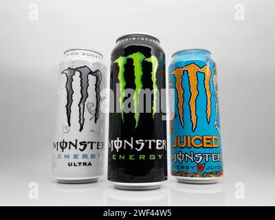 Monster Energy die beliebtesten Geschmacksrichtungen. Das Original Energy Drink, Ultra White und Mango Loco zusammen. Süße und fruchtige Lifestyle-Getränke im Studio. Stockfoto